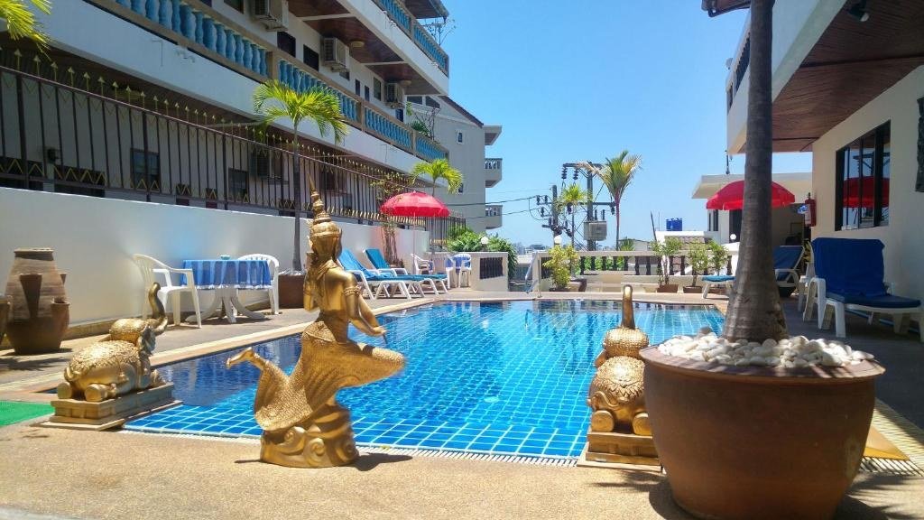 Piscine extérieure à côté des bâtiments de l’hôtel