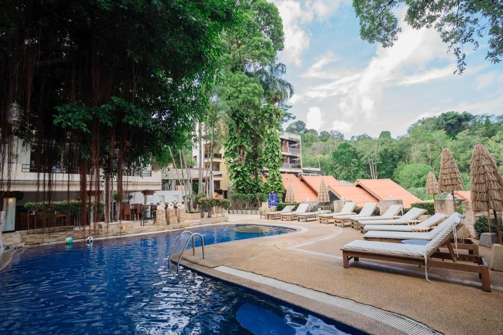 Piscine extérieure du Club Bamboo Boutique Patong Beach Resort