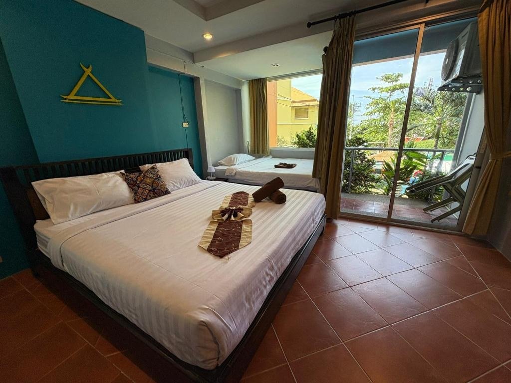 Chambre triple Deluxe avec balcon au Porterhouse Beach Hotel
