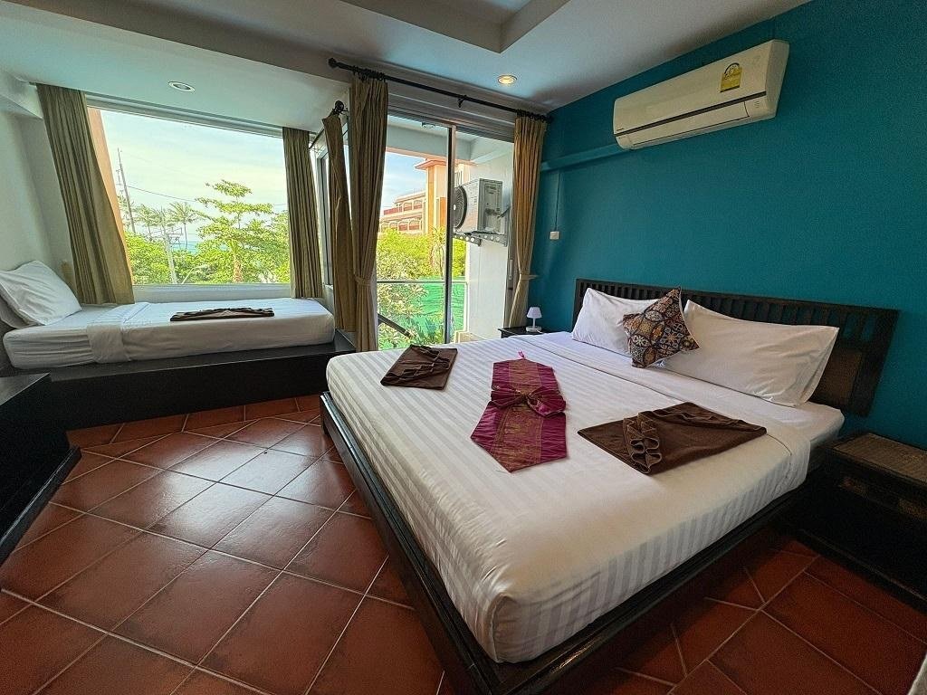Chambre triple Deluxe avec balcon au Porterhouse Beach Hotel