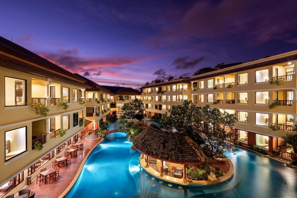 Bar au bord de la piscine du Patong Paragon Resort & Spa