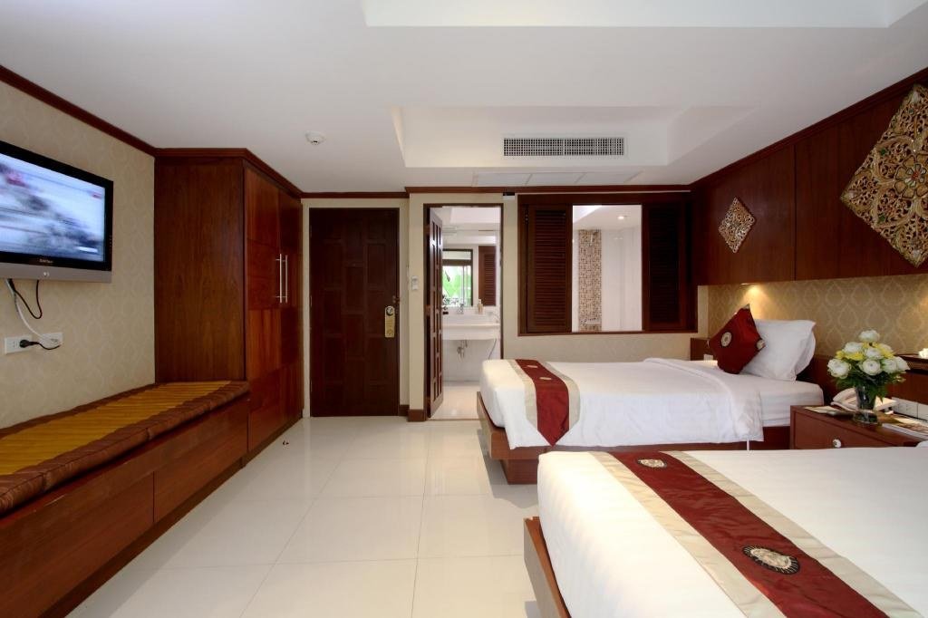 Lit d'un hébergement familial de deux chambres au Rayaburi Hotel Patong