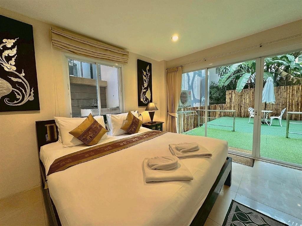 Lit d'une chambre twin avec terrasse au Seeka Boutique Resort