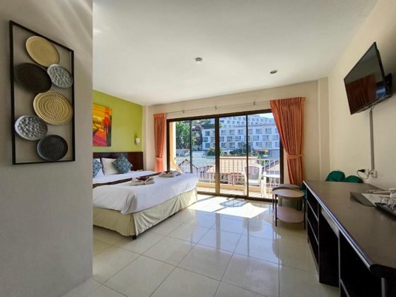 Chambre avec balcon et coin salon