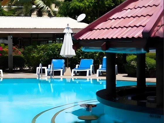 Piscine extérieure — Swiss Palm Beach